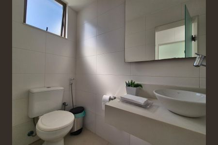 Casa de condomínio à venda com 680m², 5 quartos e 3 vagas Casa de condomínio à venda com 680m², 5 quartos e 3 vagasLavabo 2