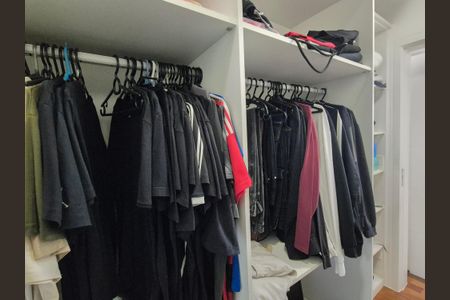 Casa de condomínio à venda com 680m², 5 quartos e 3 vagas Casa de condomínio à venda com 680m², 5 quartos e 3 vagasCloset da suíte 1