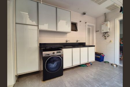 Casa de condomínio à venda com 680m², 5 quartos e 3 vagas Casa de condomínio à venda com 680m², 5 quartos e 3 vagasÁrea de Serviço