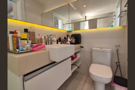 Casa de condomínio à venda com 680m², 5 quartos e 3 vagas Casa de condomínio à venda com 680m², 5 quartos e 3 vagasBanheiro da Suíte 4