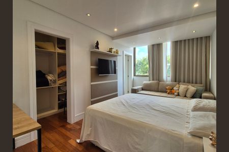 Casa de condomínio à venda com 680m², 5 quartos e 3 vagas Casa de condomínio à venda com 680m², 5 quartos e 3 vagasSuíte 2