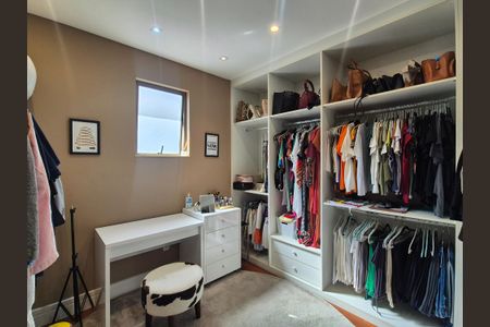 Casa de condomínio à venda com 680m², 5 quartos e 3 vagas Casa de condomínio à venda com 680m², 5 quartos e 3 vagasCloset da suíte 3