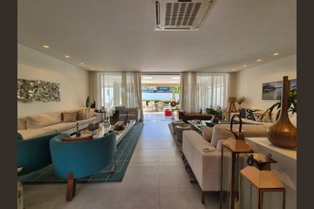 Casa de condomínio à venda com 680m², 5 quartos e 3 vagas Casa de condomínio à venda com 680m², 5 quartos e 3 vagasSala