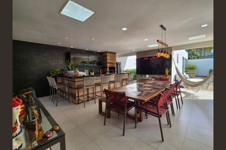 Casa de condomínio à venda com 680m², 5 quartos e 3 vagas Casa de condomínio à venda com 680m², 5 quartos e 3 vagasVaranda gourmet