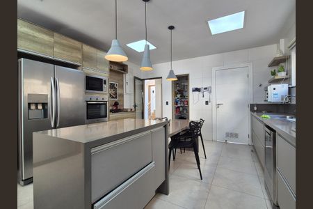 Casa de condomínio à venda com 680m², 5 quartos e 3 vagas Casa de condomínio à venda com 680m², 5 quartos e 3 vagasCozinha