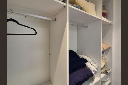 Casa de condomínio à venda com 680m², 5 quartos e 3 vagas Casa de condomínio à venda com 680m², 5 quartos e 3 vagasCloset da suíte 2