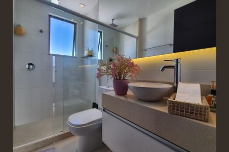 Casa de condomínio à venda com 680m², 5 quartos e 3 vagas Casa de condomínio à venda com 680m², 5 quartos e 3 vagasBanheiro Social