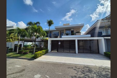 Casa de condomínio à venda com 680m², 5 quartos e 3 vagas Casa de condomínio à venda com 680m², 5 quartos e 3 vagasFachada