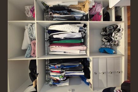 Casa de condomínio à venda com 680m², 5 quartos e 3 vagas Casa de condomínio à venda com 680m², 5 quartos e 3 vagasCloset da suíte 4