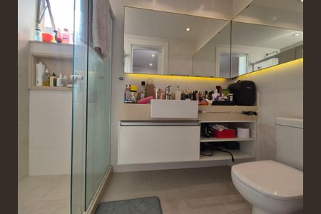 Casa de condomínio à venda com 680m², 5 quartos e 3 vagas Casa de condomínio à venda com 680m², 5 quartos e 3 vagasBanheiro da Suíte 4