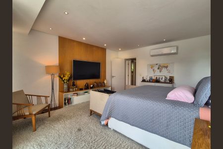 Casa de condomínio à venda com 680m², 5 quartos e 3 vagas Casa de condomínio à venda com 680m², 5 quartos e 3 vagasSuíte 3