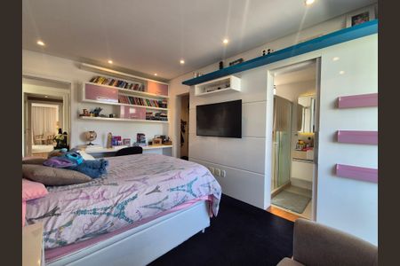 Casa de condomínio à venda com 680m², 5 quartos e 3 vagas Casa de condomínio à venda com 680m², 5 quartos e 3 vagasSuíte 4