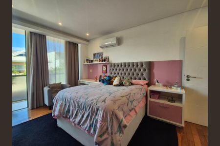 Casa de condomínio à venda com 680m², 5 quartos e 3 vagas Casa de condomínio à venda com 680m², 5 quartos e 3 vagasSuíte 4