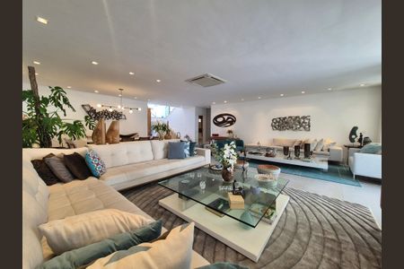 Casa de condomínio à venda com 680m², 5 quartos e 3 vagas Casa de condomínio à venda com 680m², 5 quartos e 3 vagasSala