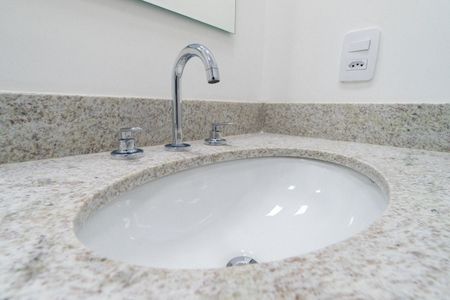 Banheiro Social de apartamento para alugar com 2 quartos, 68m² em Jardim Prudência, São Paulo