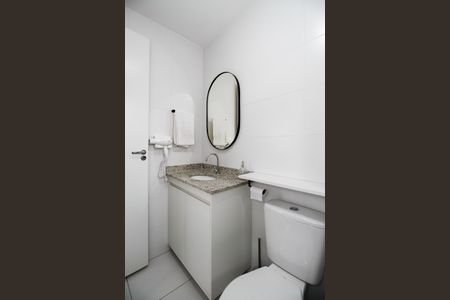 Banheiro de kitnet/studio para alugar com 1 quarto, 24m² em Pinheiros, São Paulo
