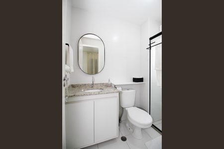 Banheiro de kitnet/studio para alugar com 1 quarto, 24m² em Pinheiros, São Paulo