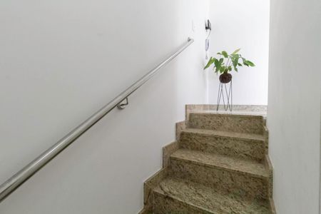 Apartamento à venda com 146m², 3 quartos e 2 vagas Apartamento à venda com 146m², 3 quartos e 2 vagasEscada