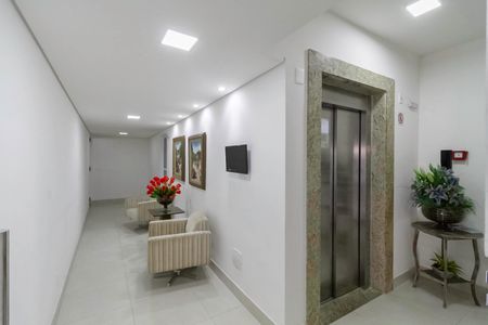 Apartamento à venda com 146m², 3 quartos e 2 vagas Apartamento à venda com 146m², 3 quartos e 2 vagasHall social