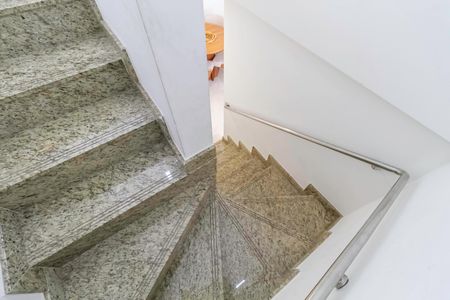 Apartamento à venda com 146m², 3 quartos e 2 vagas Apartamento à venda com 146m², 3 quartos e 2 vagasEscada