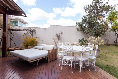 Casa de condomínio à venda com 265m², 3 quartos e 4 vagas Casa de condomínio à venda com 265m², 3 quartos e 4 vagasdeck