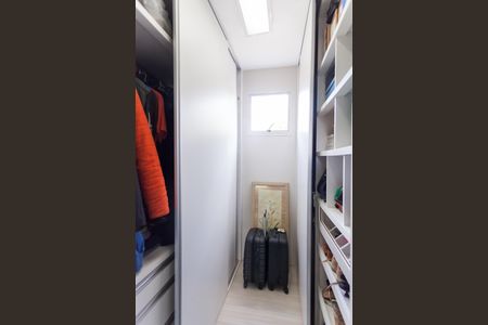 Casa de condomínio à venda com 265m², 3 quartos e 4 vagas Casa de condomínio à venda com 265m², 3 quartos e 4 vagasCloset da suíte 2