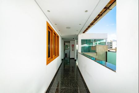 Casa à venda com 401m², 8 quartos e 4 vagas Casa à venda com 401m², 8 quartos e 4 vagasCorredor