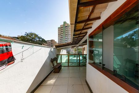 Casa à venda com 401m², 8 quartos e 4 vagas Casa à venda com 401m², 8 quartos e 4 vagasVaranda