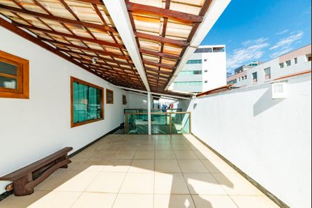 Casa à venda com 401m², 8 quartos e 4 vagas Casa à venda com 401m², 8 quartos e 4 vagasVaranda