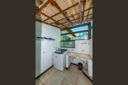 Casa à venda com 401m², 8 quartos e 4 vagas Casa à venda com 401m², 8 quartos e 4 vagasÁrea de Serviço