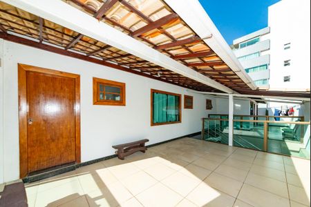 Casa à venda com 401m², 8 quartos e 4 vagas Casa à venda com 401m², 8 quartos e 4 vagasVaranda