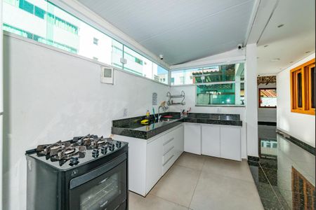 Casa à venda com 401m², 8 quartos e 4 vagas Casa à venda com 401m², 8 quartos e 4 vagasCozinha