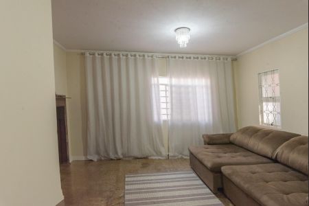 Casa à venda com 200m², 4 quartos e 2 vagas Casa à venda com 200m², 4 quartos e 2 vagasSala