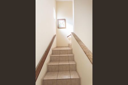 Casa à venda com 200m², 4 quartos e 2 vagas Casa à venda com 200m², 4 quartos e 2 vagasEscada