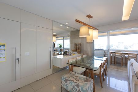 Apartamento à venda com 115m², 3 quartos e 2 vagas Apartamento à venda com 115m², 3 quartos e 2 vagasSala de Jantar