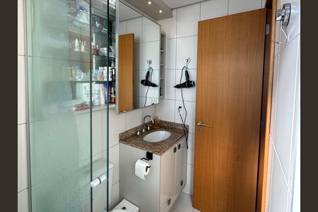 Banheiro da Suíte de apartamento à venda com 3 quartos, 80m² em Vila Jardim, Porto Alegre