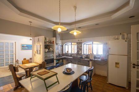 Casa para alugar com 230m², 4 quartos e 2 vagas Casa para alugar com 230m², 4 quartos e 2 vagasCozinha