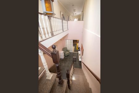 Casa para alugar com 230m², 4 quartos e 2 vagas Casa para alugar com 230m², 4 quartos e 2 vagasEscada