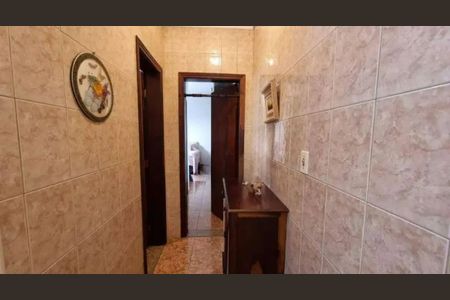 Casa à venda com 240m², 3 quartos e 2 vagasCorredor