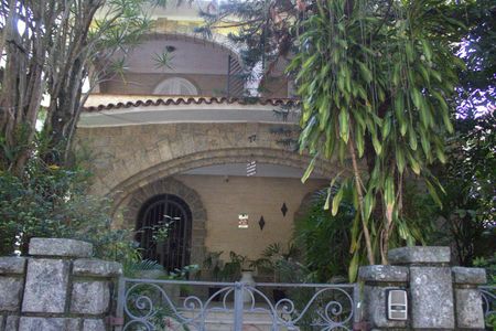 Casa à venda com 480m², 6 quartos e 5 vagas Casa à venda com 480m², 6 quartos e 5 vagasFachada