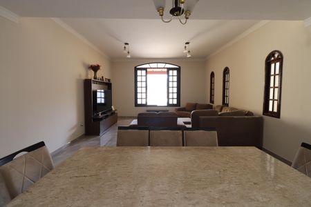 Casa à venda com 450m², 4 quartos e 6 vagasSala