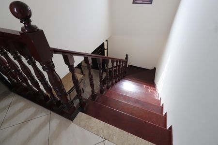 Casa à venda com 450m², 4 quartos e 6 vagasEscada