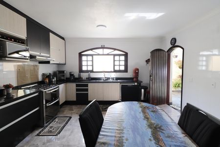 Casa à venda com 450m², 4 quartos e 6 vagasCozinha