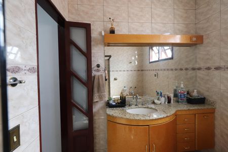 Casa à venda com 450m², 4 quartos e 6 vagasBanheiro da Suíte