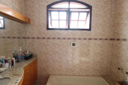 Casa à venda com 450m², 4 quartos e 6 vagasBanheiro da Suíte