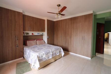 Casa à venda com 450m², 4 quartos e 6 vagasSuíte