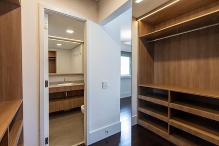 Apartamento à venda com 143m², 2 quartos e 2 vagas Apartamento à venda com 143m², 2 quartos e 2 vagasQuarto 1 - Closet da Suite