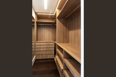 Apartamento à venda com 143m², 2 quartos e 2 vagas Apartamento à venda com 143m², 2 quartos e 2 vagasQuarto 1 - Closet da Suite