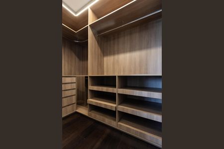 Apartamento à venda com 143m², 2 quartos e 2 vagas Apartamento à venda com 143m², 2 quartos e 2 vagasQuarto 1 - Closet da Suite