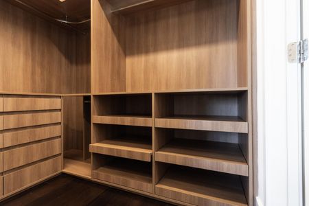 Apartamento à venda com 143m², 2 quartos e 2 vagas Apartamento à venda com 143m², 2 quartos e 2 vagasQuarto 1 - Closet da Suite